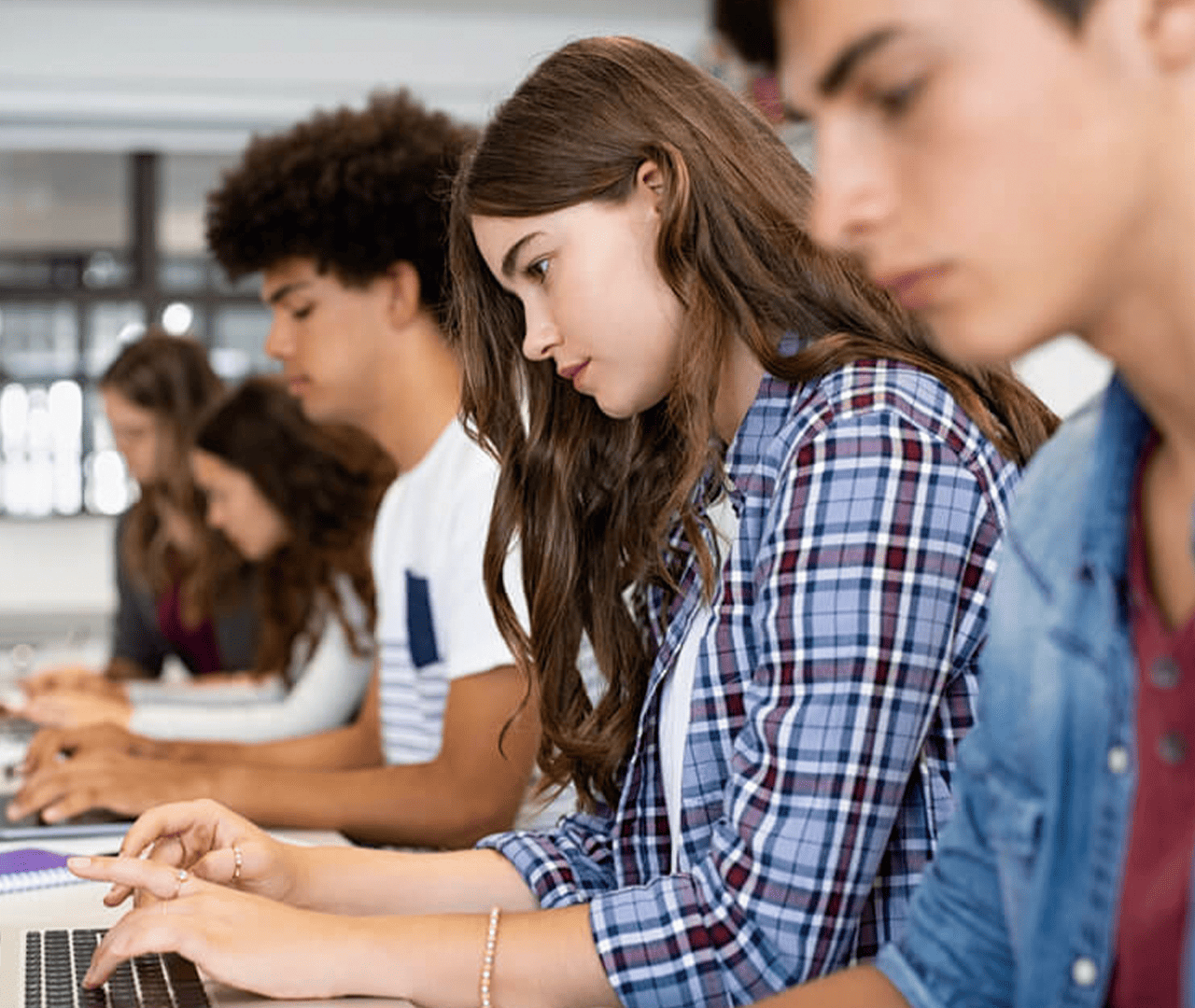 Jovens sentados em sala de aula