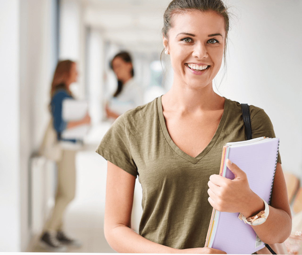 Mulher pousando para foto com caderno em mãos 