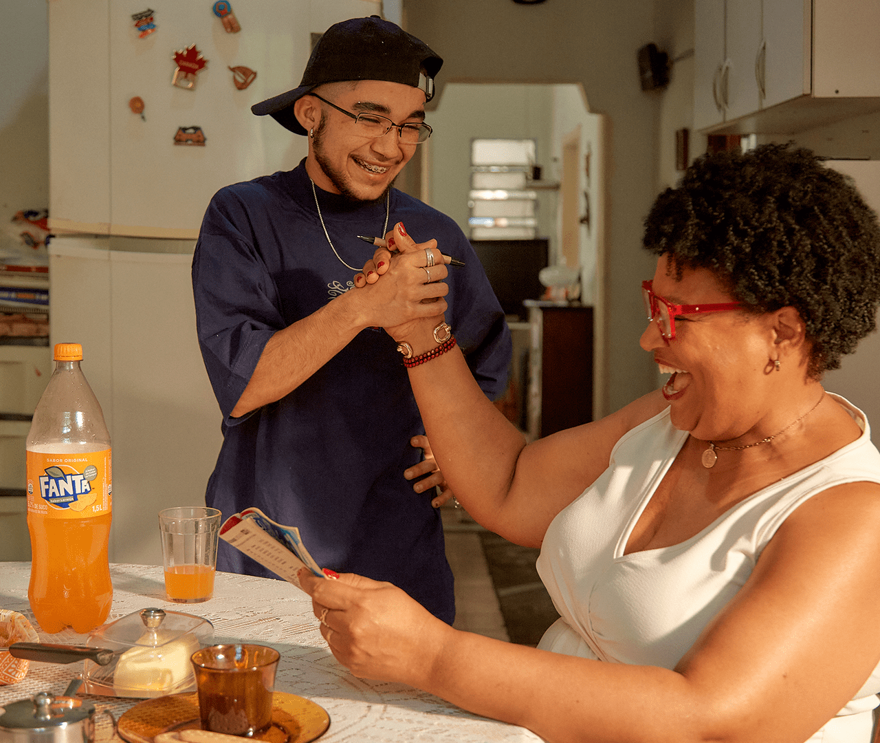 Filho ajudando a mãe no caça palavras e se divertindo juntos